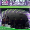 Arco de balões grande em fachada comercial para evento promocional