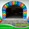 Arco de balões na entrada de empresa durante lançamento de produto
