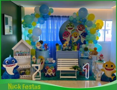 Decoração infantil Baby Shark com painel temático, balões coloridos e mesa decorada para aniversário infantil na Freguesia do Ó SP.