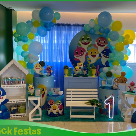 Decoração infantil Baby Shark com painel temático, balões coloridos e mesa decorada para aniversário infantil na Freguesia do Ó SP.