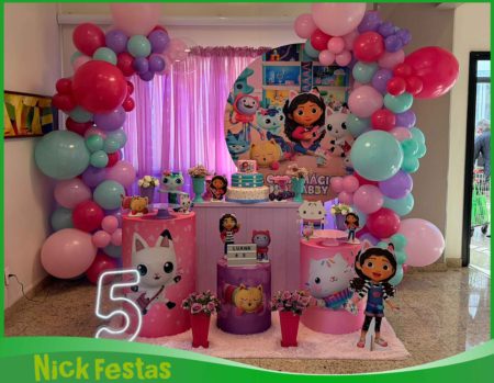 Decoração infantil tema A Casa Mágica da Gabby para locação, com painel temático, personagens, mesa decorativa e elementos coloridos para festa de aniversário.
