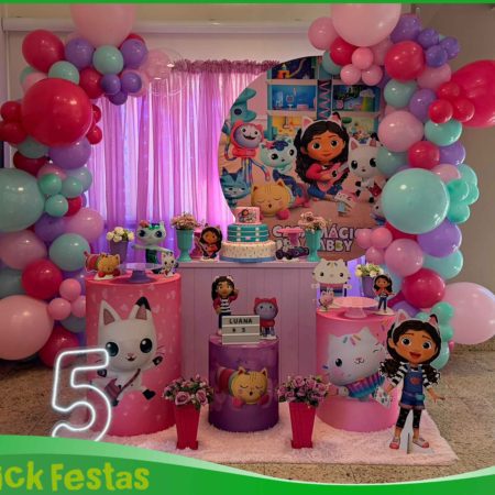 Decoração infantil tema A Casa Mágica da Gabby para locação, com painel temático, personagens, mesa decorativa e elementos coloridos para festa de aniversário.