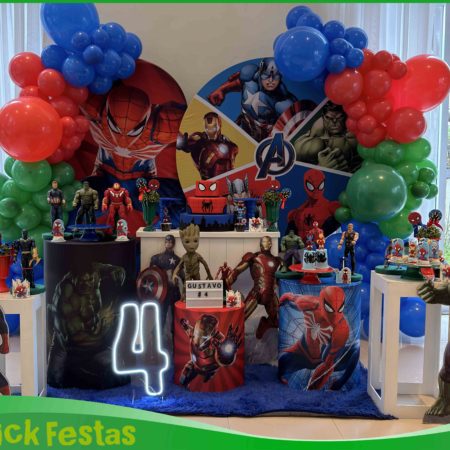 Decoração infantil tema Heróis com painel colorido, mesa temática, personagens de super-heróis e itens decorativos para festa infantil em São Paulo.