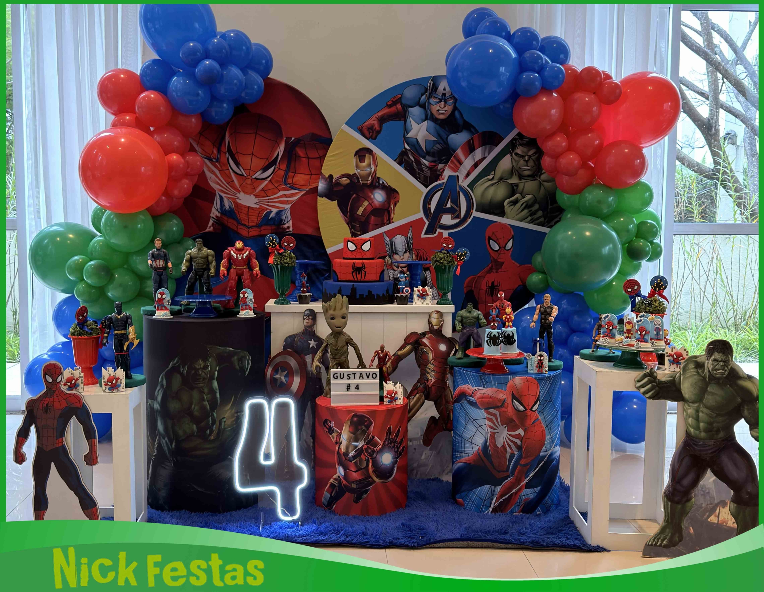 Decoração infantil tema Heróis com painel colorido, mesa temática, personagens de super-heróis e itens decorativos para festa infantil em São Paulo.