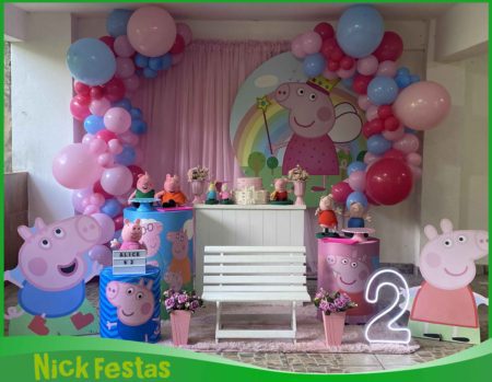 Decoração infantil Peppa Pig com painel temático, balões coloridos e mesa decorada para aniversário infantil na Freguesia do Ó SP.