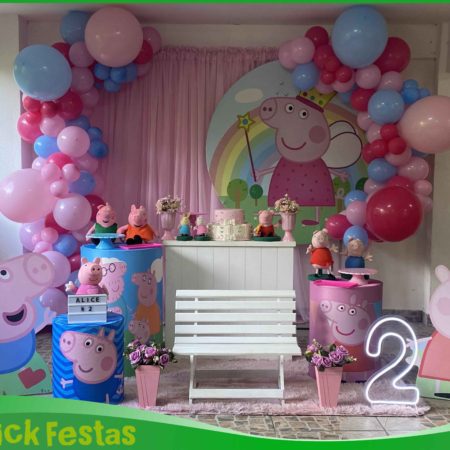 Decoração infantil Peppa Pig com painel temático, balões coloridos e mesa decorada para aniversário infantil na Freguesia do Ó SP.