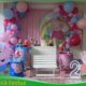 Decoração infantil Peppa Pig com painel temático, balões coloridos e mesa decorada para aniversário infantil na Freguesia do Ó SP.
