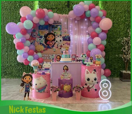 Decoração infantil Casa Mágica da Gabby na Freguesia do Ó com balões coloridos e painel temático SP.
