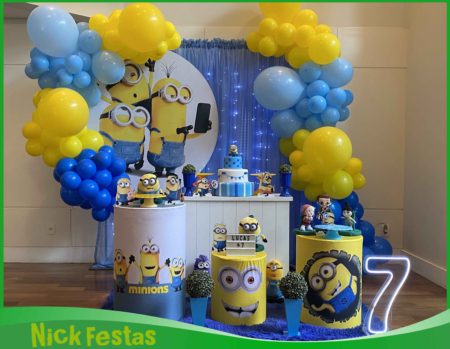 Decoração infantil Minions montada pela Nick Festas, com painel temático, balões orgânicos, móveis decorativos e personagens que deixam o aniversário ainda mais divertido. Locação de decoração infantil na Freguesia do Ó, atendendo também Brasilândia, Limão, Casa Verde, Cachoeirinha, Pirituba e bairros da Zona Norte e Zona Oeste de São Paulo.
