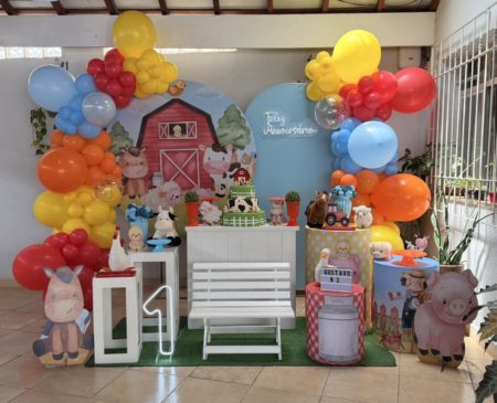 Decoração Infantil Fazendinha com animais e arco de balões