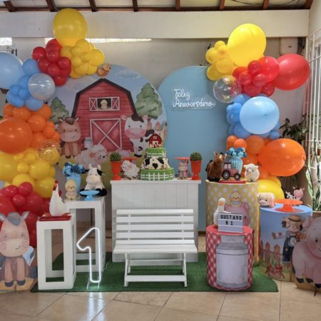 Decoração Infantil Fazendinha com animais e arco de balões