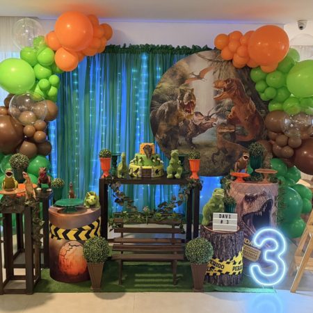 Decoração infantil Dinossauros Jurassic Park para festa de aniversário na Freguesia do Ó