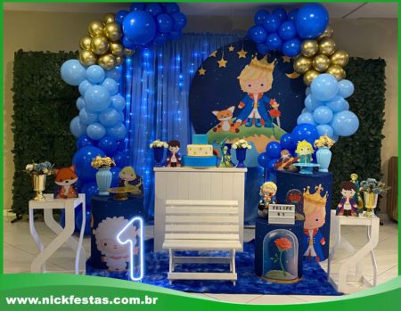 Decoração infantil tema Pequeno Príncipe da Nick Festas, com balões azul e dourado, painel temático, mesa decorada e detalhes encantadores, perfeita para festas de meninos na Zona Norte de São Paulo.