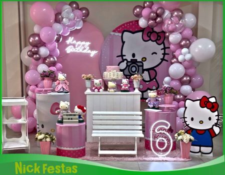 Decoração infantil Hello Kitty com painel temático, balões em tons de rosa e mesa decorada para aniversário infantil na Freguesia do Ó SP.