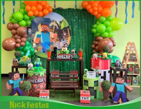Decoração infantil Minecraft com painel temático, balões personalizados e mesa decorada para aniversário infantil na Freguesia do Ó SP.