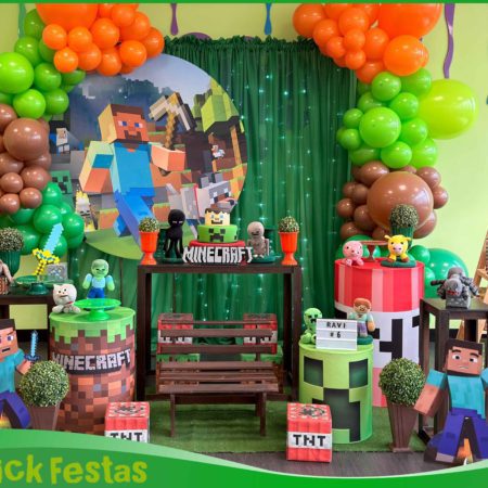 Decoração infantil Minecraft com painel temático, balões personalizados e mesa decorada para aniversário infantil na Freguesia do Ó SP.