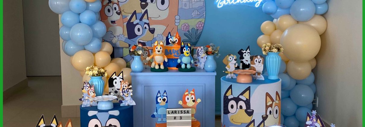 Decoração infantil Bluey com painel temático, balões coloridos e mesa decorada para festa infantil na Freguesia do Ó SP.