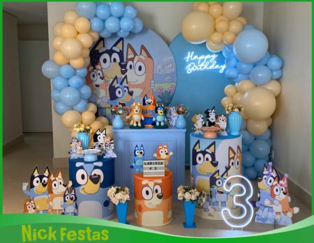 Decoração infantil Bluey com painel temático, balões coloridos e mesa decorada para festa infantil na Freguesia do Ó SP.