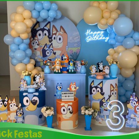 Decoração infantil Bluey com painel temático, balões coloridos e mesa decorada para festa infantil na Freguesia do Ó SP.