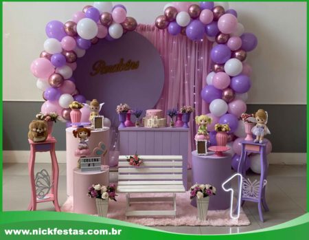 Decoração de festa infantil com tema Fadinhas, incluindo painel colorido, mesas decoradas, acessórios mágicos e detalhes encantadores.