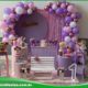 Decoração de festa infantil com tema Fadinhas, incluindo painel colorido, mesas decoradas, acessórios mágicos e detalhes encantadores.