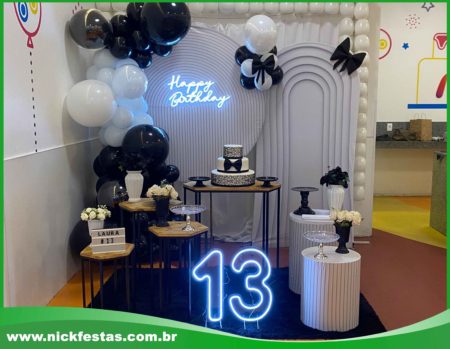 Decoração de festa adolescente com tema Teen, incluindo painel moderno, mesas decoradas e acessórios descolados para uma festa divertida e estilosa.