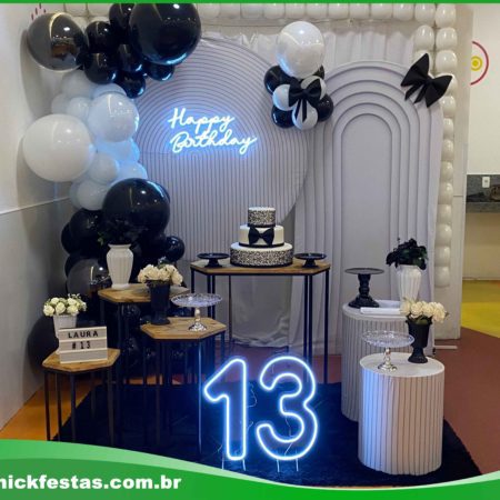 Decoração de festa adolescente com tema Teen, incluindo painel moderno, mesas decoradas e acessórios descolados para uma festa divertida e estilosa.