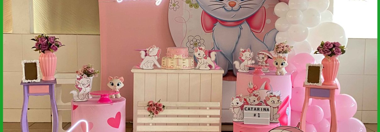 Decoração infantil tema Gatinha Marie da Nick Festas, com balões rosa e branco, painel temático, mesa decorada e detalhes delicados, perfeita para festas de meninas na Zona Norte de São Paulo.