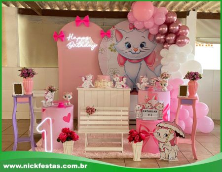 Decoração infantil tema Gatinha Marie da Nick Festas, com balões rosa e branco, painel temático, mesa decorada e detalhes delicados, perfeita para festas de meninas na Zona Norte de São Paulo.