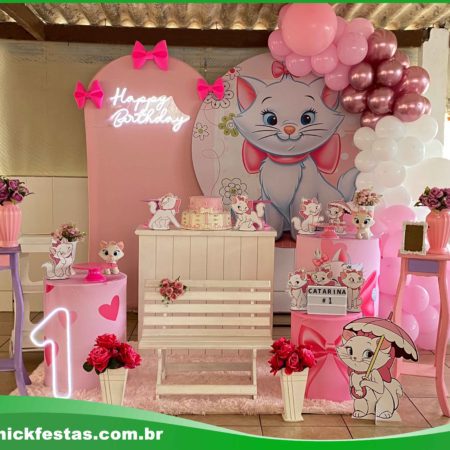 Decoração infantil tema Gatinha Marie da Nick Festas, com balões rosa e branco, painel temático, mesa decorada e detalhes delicados, perfeita para festas de meninas na Zona Norte de São Paulo.