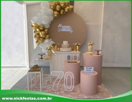 Decoração ripada para festa de adulto com painel moderno e elegante, combinando cores sofisticadas, perfeita para eventos e celebrações na Zona Norte de SP.