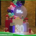 De Repente 30 decoração adulto colorida com painel iluminado, arco de balões vibrantes e número 30 em LED na Freguesia do Ó SP.