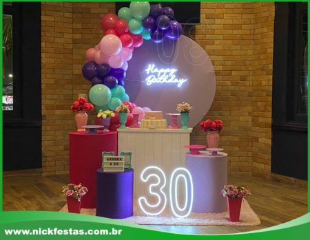 De Repente 30 decoração adulto colorida com painel iluminado, arco de balões vibrantes e número 30 em LED na Freguesia do Ó SP.