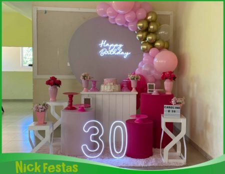 Decoração De Repente 30 rosa e pink com painel redondo, balões dourados e número 30 neon na Freguesia do Ó Zona Norte