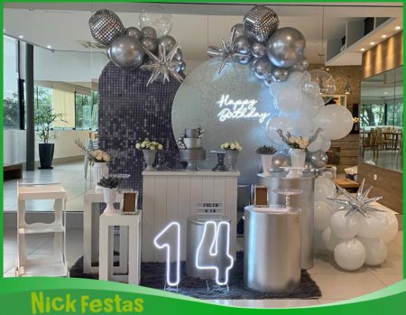 Decoração adulto prata e branco com balões metalizados e número 14 iluminado em LED na Freguesia do Ó SP