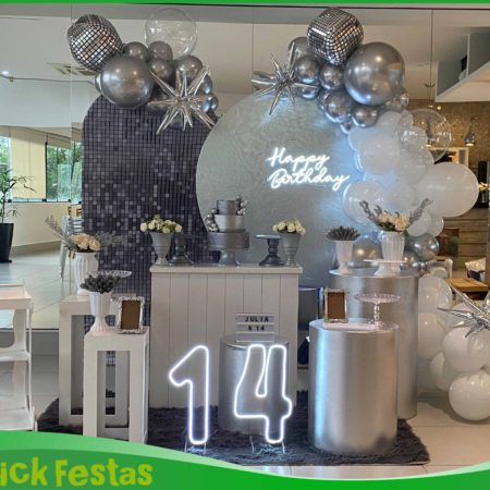 Decoração adulto prata e branco com balões metalizados e número 14 iluminado em LED na Freguesia do Ó SP