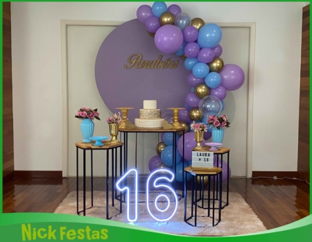 Decoração infantil e teen lilás e azul 16 anos com painel redondo, balões orgânicos e número iluminado na Freguesia do Ó.