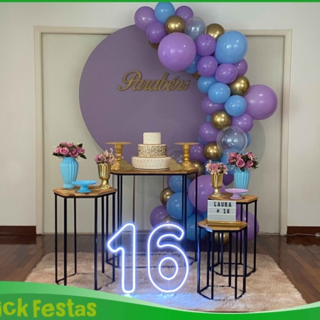 Decoração infantil e teen lilás e azul 16 anos com painel redondo, balões orgânicos e número iluminado na Freguesia do Ó.