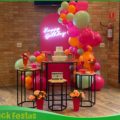 Decoração adulto pink e laranja com balões e painel moderno na Freguesia do Ó SP
