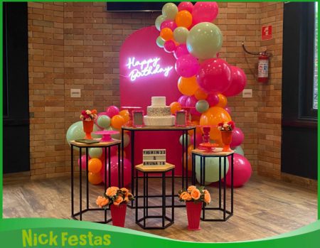 Decoração adulto pink e laranja com balões e painel moderno na Freguesia do Ó SP