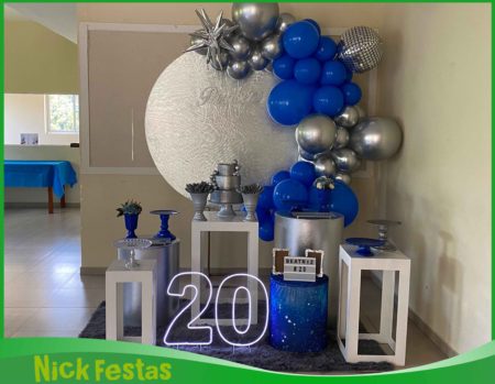 Decoração adulto 20 anos azul e prata com painel redondo metálico, arco de balões e número 20 em LED na Freguesia do Ó SP.