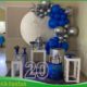 Decoração adulto 20 anos azul e prata com painel redondo metálico, arco de balões e número 20 em LED na Freguesia do Ó SP.