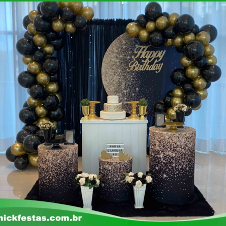 Decoração 40 anos preta e dourada com arco de balões, painel Happy Birthday e cilindros personalizados na Freguesia do Ó