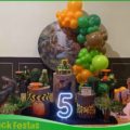 Decoração infantil dinossauros com painel jurássico, balões verdes e número iluminado na Freguesia do Ó Zona Norte SP