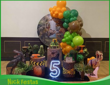 Decoração infantil dinossauros com painel jurássico, balões verdes e número iluminado na Freguesia do Ó Zona Norte SP