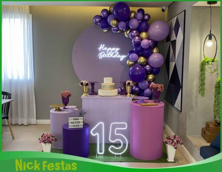 Decoração 15 anos roxo e lilás com painel redondo, arco de balões orgânico e número 15 iluminado na Freguesia do Ó Zona Norte SP