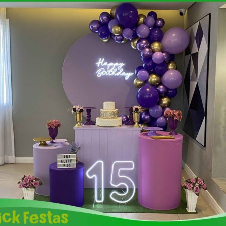 Decoração 15 anos roxo e lilás com painel redondo, arco de balões orgânico e número 15 iluminado na Freguesia do Ó Zona Norte SP