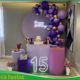 Decoração 15 anos roxo e lilás com painel redondo, arco de balões orgânico e número 15 iluminado na Freguesia do Ó Zona Norte SP