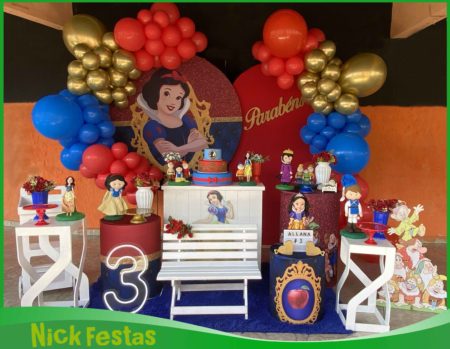 Decoração infantil Branca de Neve com painel princesa, balões vermelho azul e dourado e número iluminado na Freguesia do Ó SP