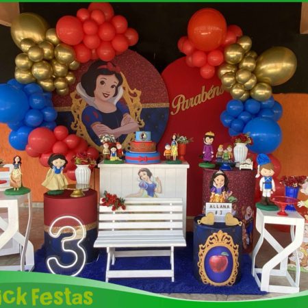 Decoração infantil Branca de Neve com painel princesa, balões vermelho azul e dourado e número iluminado na Freguesia do Ó SP